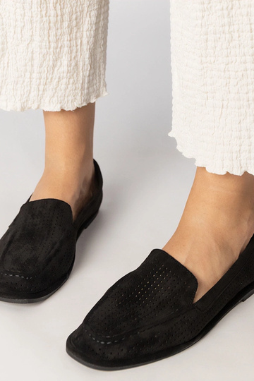 Melnas caurumiņi mokasīni... 2