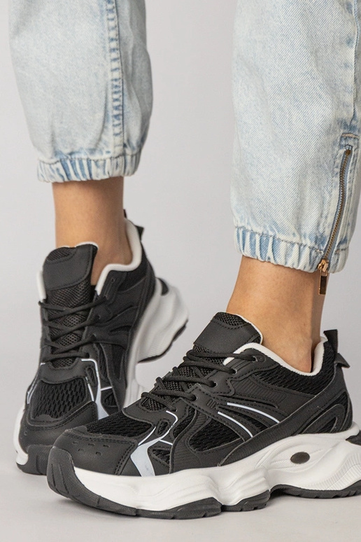 Melnas sporta apavi uz masīvās zoles,...