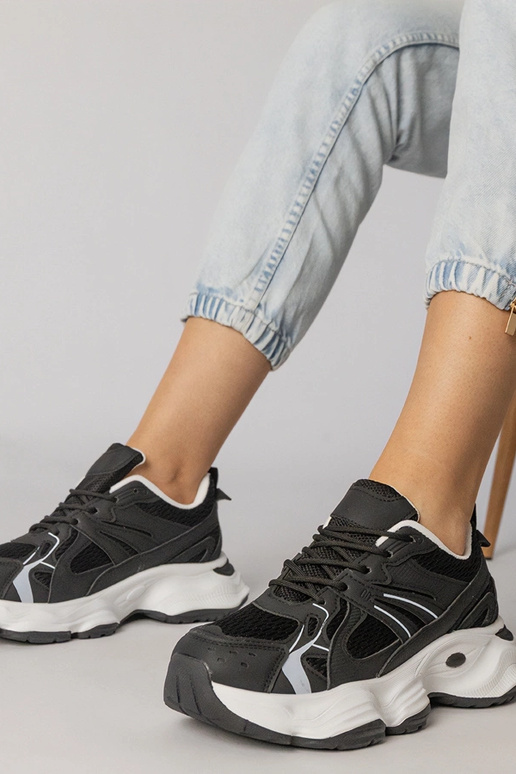 Melnas sporta apavi uz masīvās zoles,...