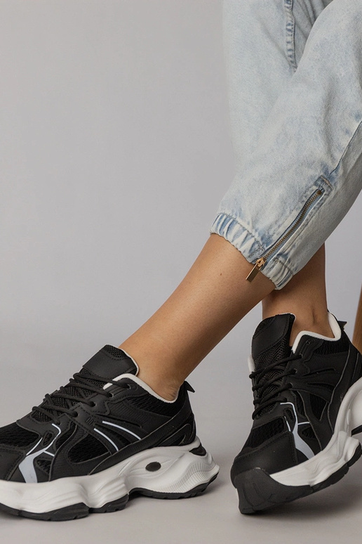 Melnas sporta apavi uz masīvās zoles,...