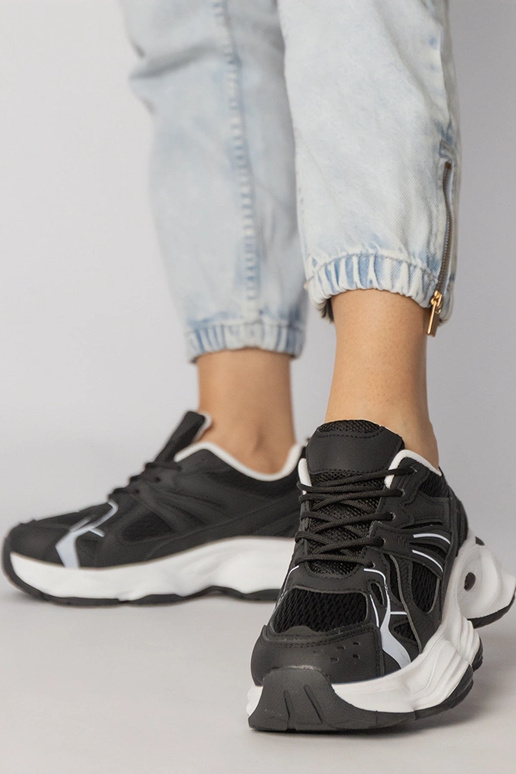 Melnas sporta apavi uz masīvās zoles,...