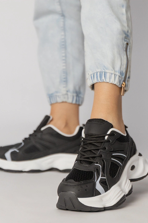 Melnas sporta apavi uz masīvās zoles,...