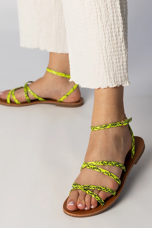 Dzelteni sandales uz plakanā zole,...