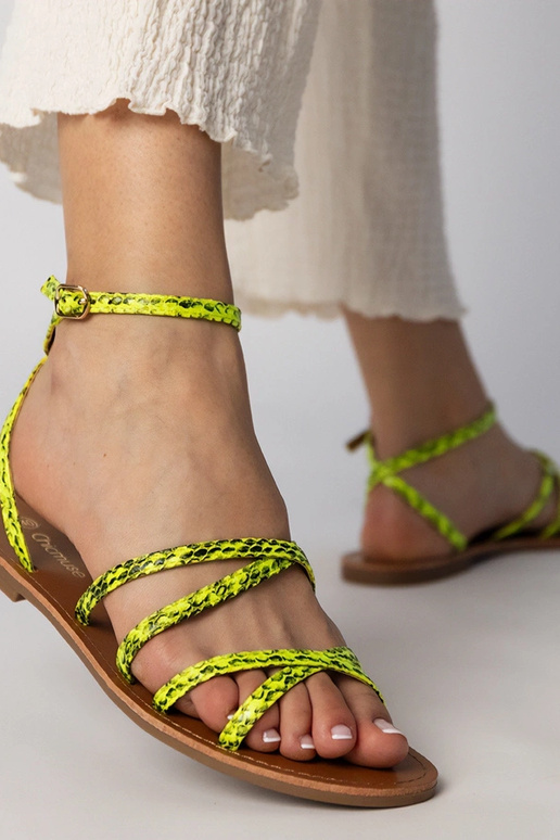 Dzelteni sandales uz plakanā zole,...