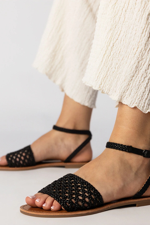 Melni austa sandales uz plakanā zole,...