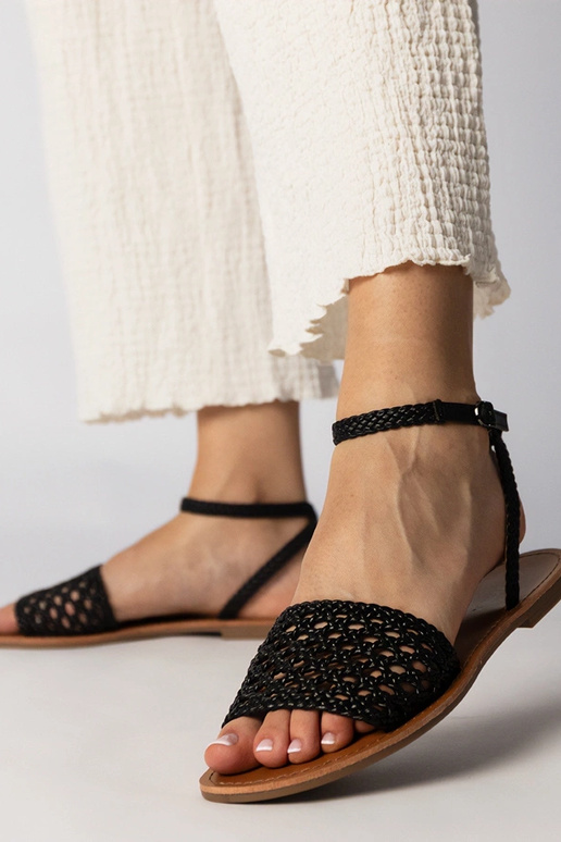 Melni austa sandales uz plakanā zole,...