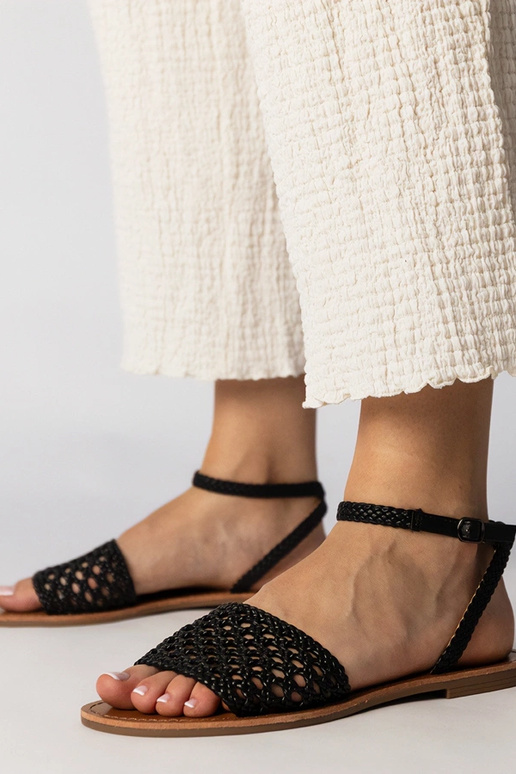 Melni austa sandales uz plakanā zole,...