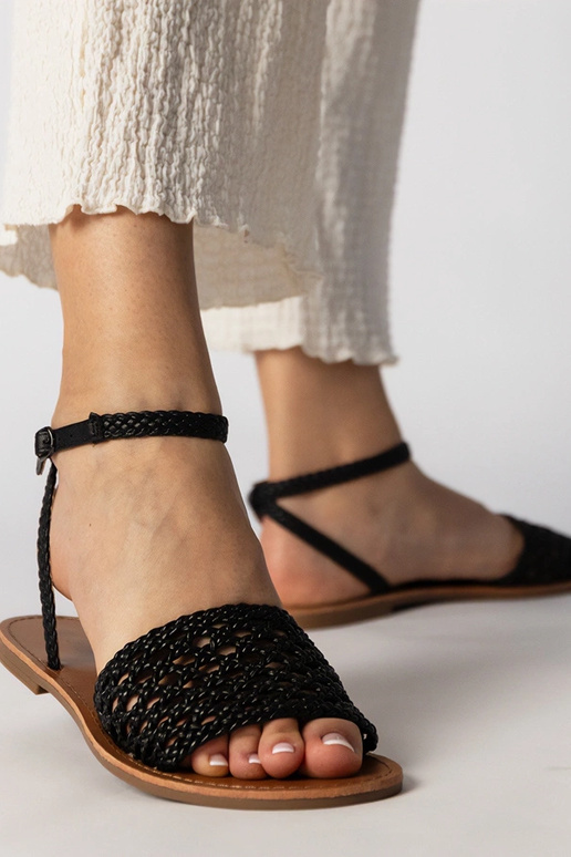 Melni austa sandales uz plakanā zole,...