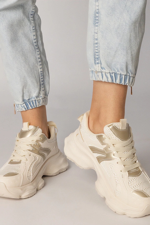 Smilšu krāsas sieviešu sporta apavi...