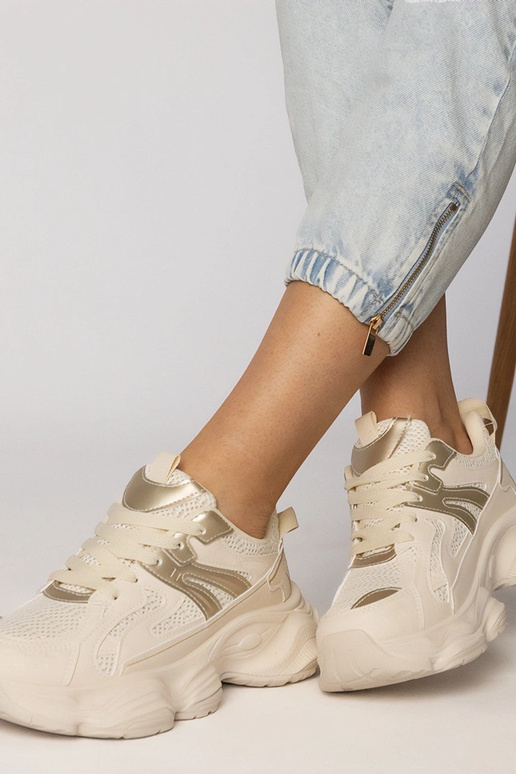 Smilšu krāsas sieviešu sporta apavi...