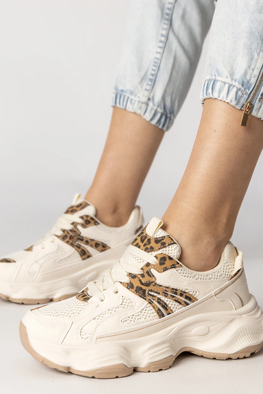 Smilšu krāsas sieviešu sporta apavi...