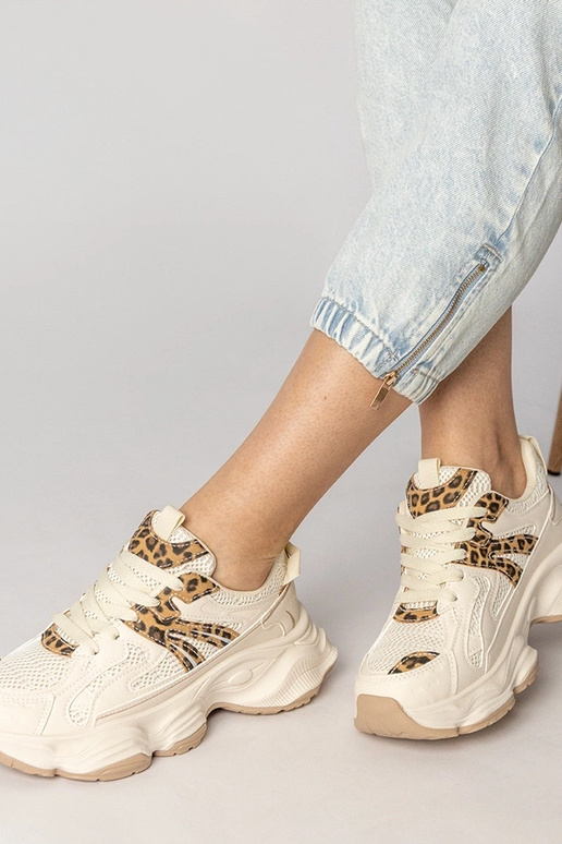 Smilšu krāsas sieviešu sporta apavi...