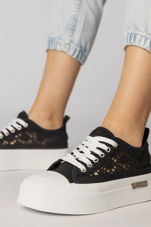 Melni caurumi sporta apavi sievietēm,...