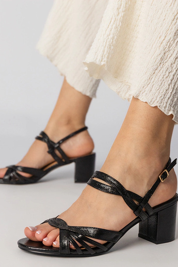 Melni sieviešu sandales uz...