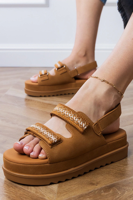 Karameles krāsas sandales ar izšūtiem...