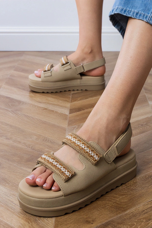 Brūni sandales ar izšūtiem siksniņām...