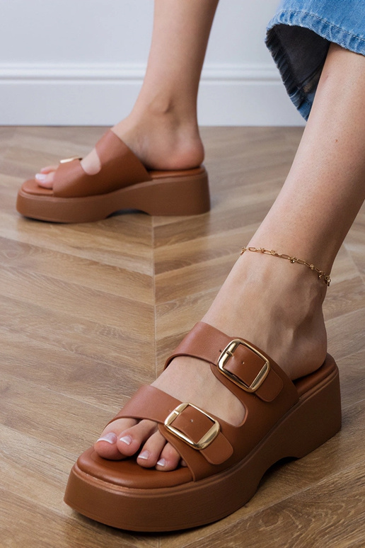 Rudās čības ar sprādzēm uz siksniņām,...