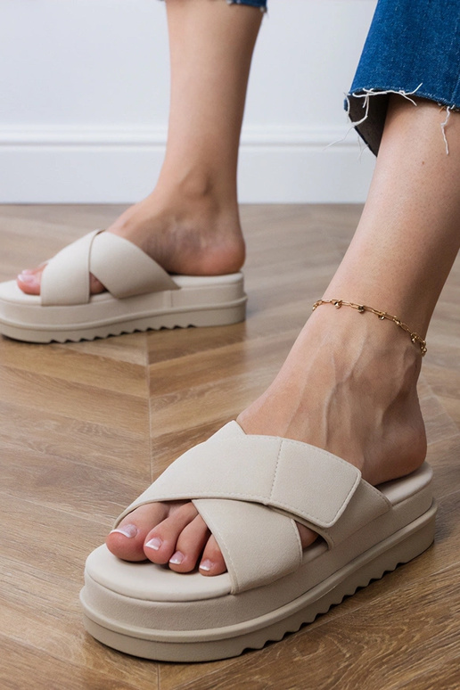 Smilšu krāsas čības ar siksniņām uz...