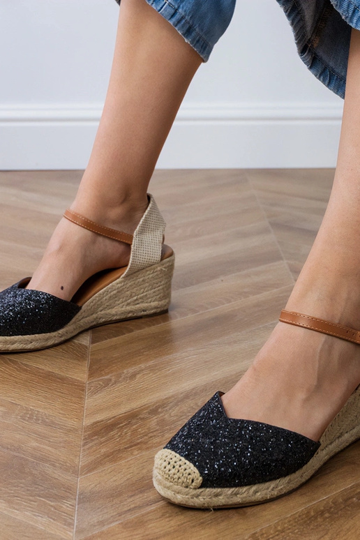 Melni spīdīgi sānali uz platformas,...