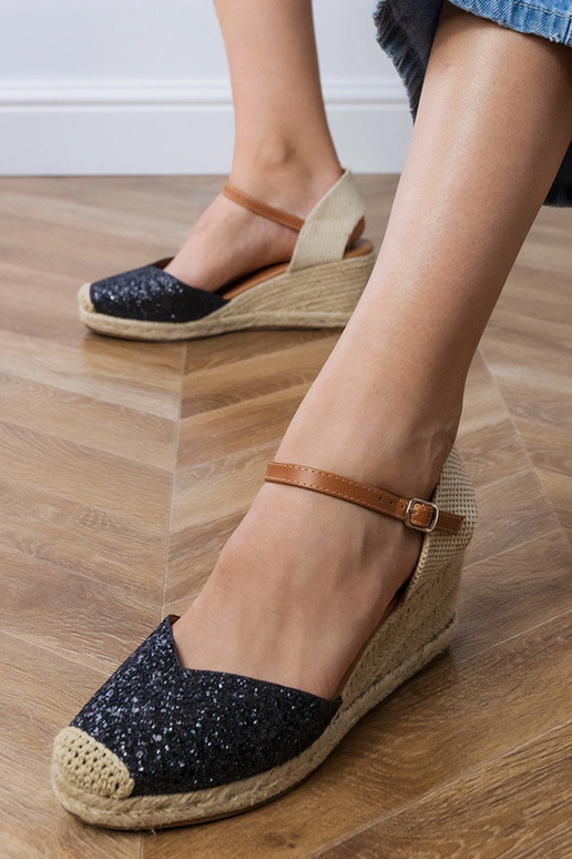 Melni spīdīgi sānali uz platformas,...