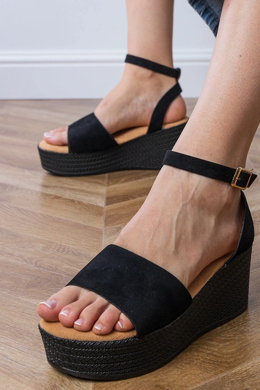 Melni sānali uz platformas no...