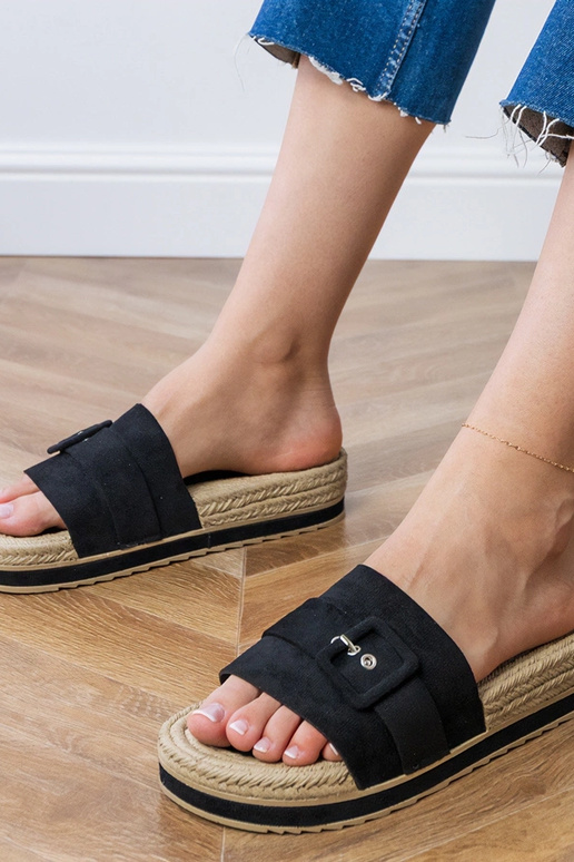 Melni čības uz platformas ar...