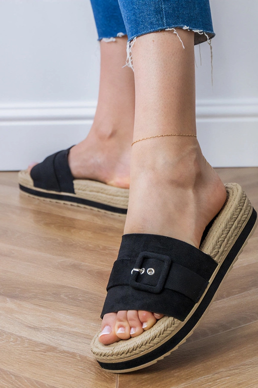 Melni čības uz platformas ar...