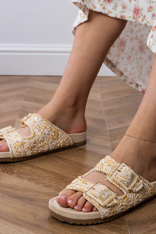 Smilšu krāsas adītas čības ar...