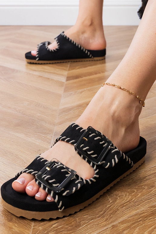 Melnie čības ar sprādzēm un izšuvumu...