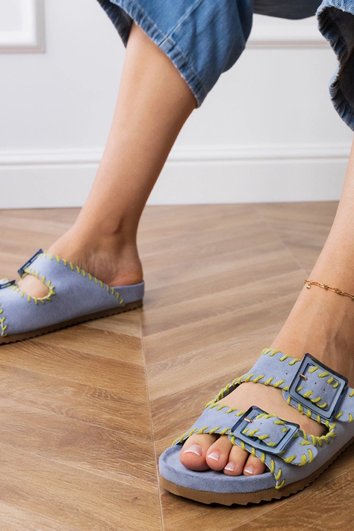 Zilas čības ar sprādzēm un izšuvumu...