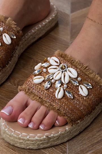 Brūnas pinotās espadrilles ar gliemežvākiem Morsa