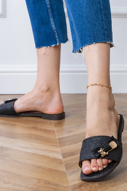 Melnas plaknes čības ar zelta...