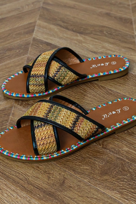 Melnas plaknes čības ar krāsainu...