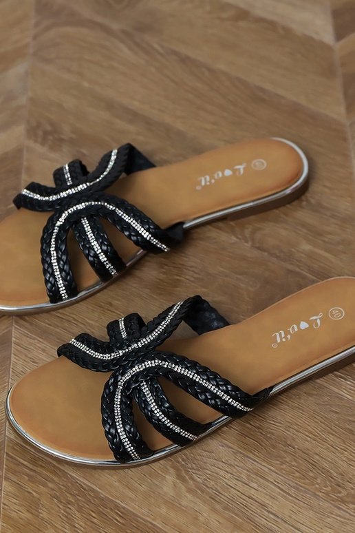 Melnas plaknes čības ar pinuma...