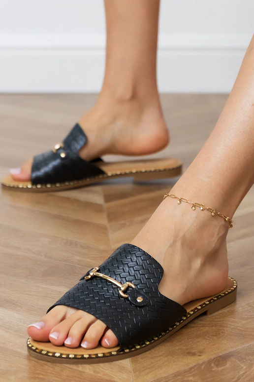 Melnas plaknes čības ar platu...