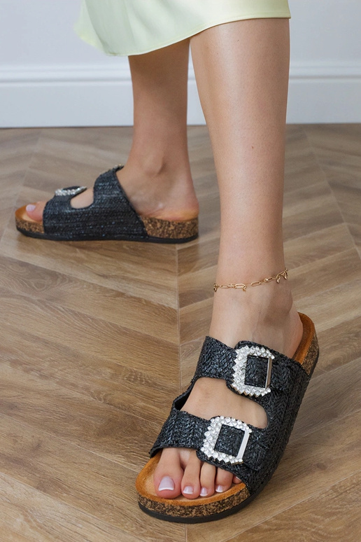 Melni šlepetes uz korķa pamatnes ar...