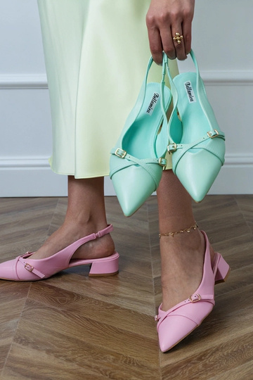 Rozā basītes uz zema papēža...