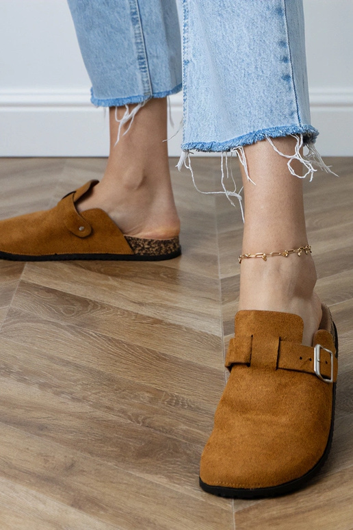 Rudas slēgtas šlepetes uz korķa... Rudas slēgtas šlepetes uz korķa...