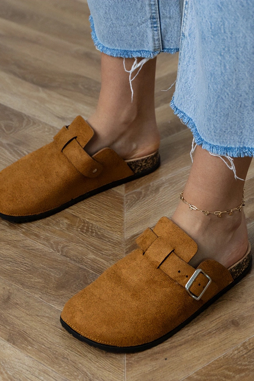 Rudas slēgtas šlepetes uz korķa... Rudas slēgtas šlepetes uz korķa...