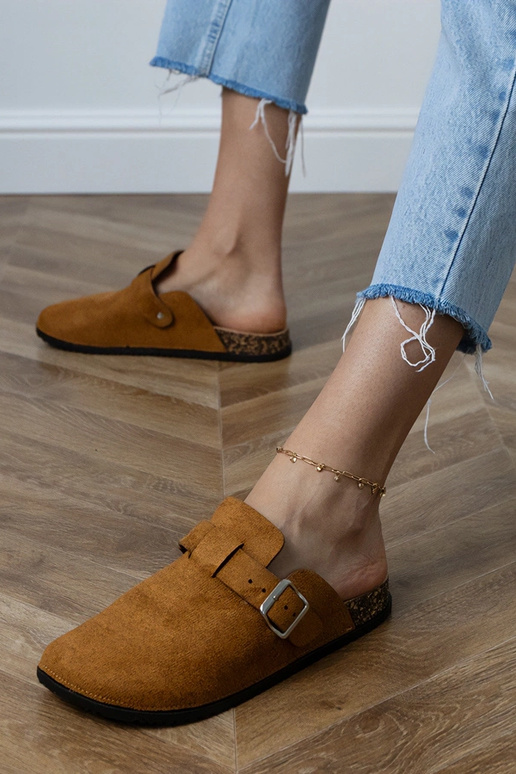 Rudas slēgtas šlepetes uz korķa... Rudas slēgtas šlepetes uz korķa...