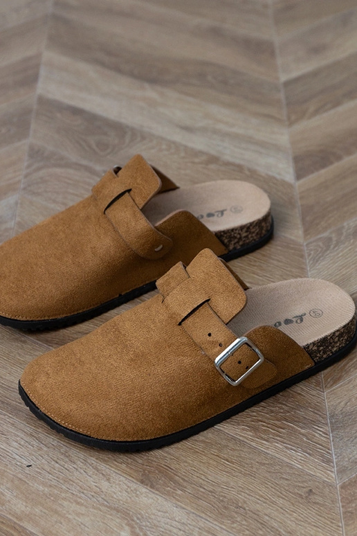 Rudas slēgtas šlepetes uz korķa... Rudas slēgtas šlepetes uz korķa...