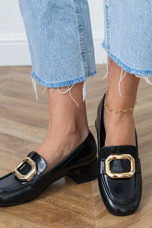 Melni sieviešu puszābaki uz zema... Melni sieviešu puszābaki uz zema...