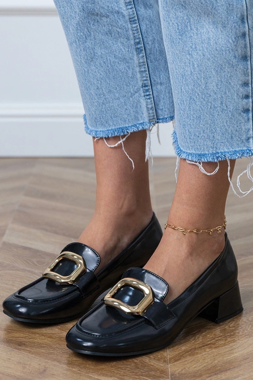 Melni sieviešu puszābaki uz zema... Melni sieviešu puszābaki uz zema...