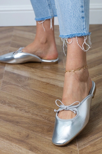 Sudraba slēgtas šlepetes uz...