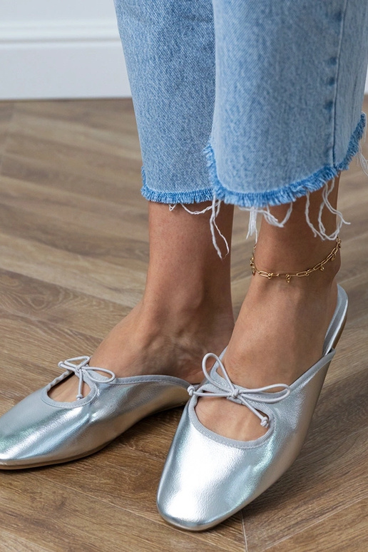 Sudraba slēgtas šlepetes uz... Sudraba slēgtas šlepetes uz...