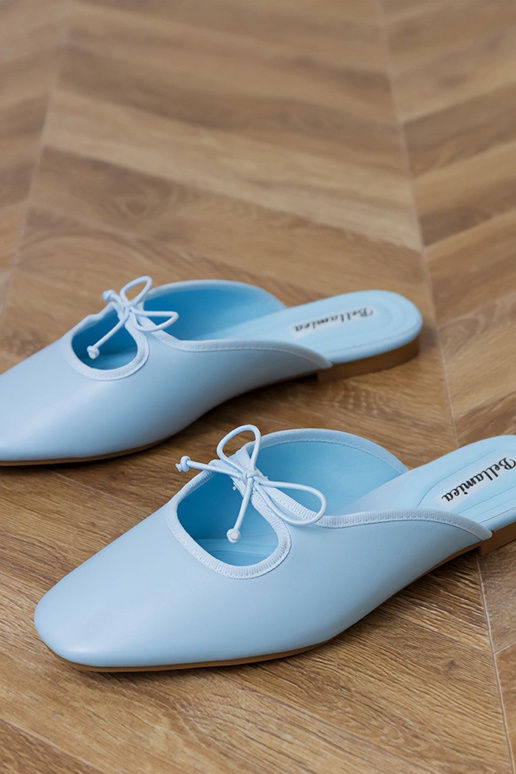 Zilas slēgtas šlepetes uz līdzenpadu... Zilas slēgtas šlepetes uz līdzenpadu...