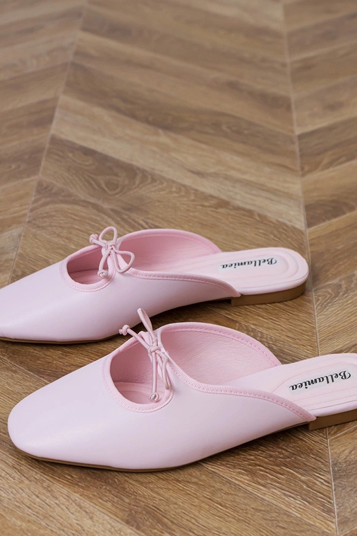 Rozā slēgtas šlepetes uz līdzenpadu... Rozā slēgtas šlepetes uz līdzenpadu...