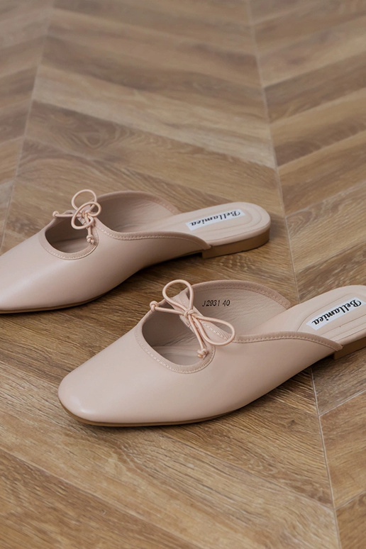 Smilšu krāsas slēgtas šlepetes uz... Smilšu krāsas slēgtas šlepetes uz...