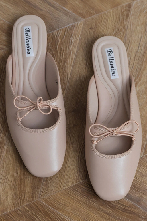 Smilšu krāsas slēgtas šlepetes uz... Smilšu krāsas slēgtas šlepetes uz...