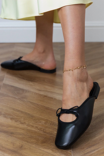 Melni slēgtas šlepetes uz...